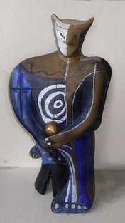 Figur mit Goldkugel, Terrakotta mit Kaseinfarben bemalt