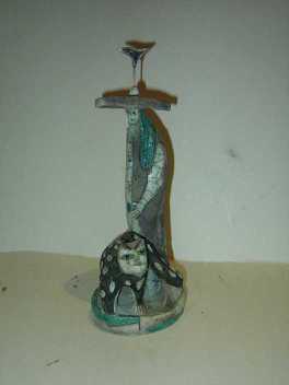 Figur mit Vogelhut und Katze