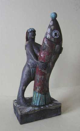 Frau mit Koj, Terrakotta glasiert, patiniert