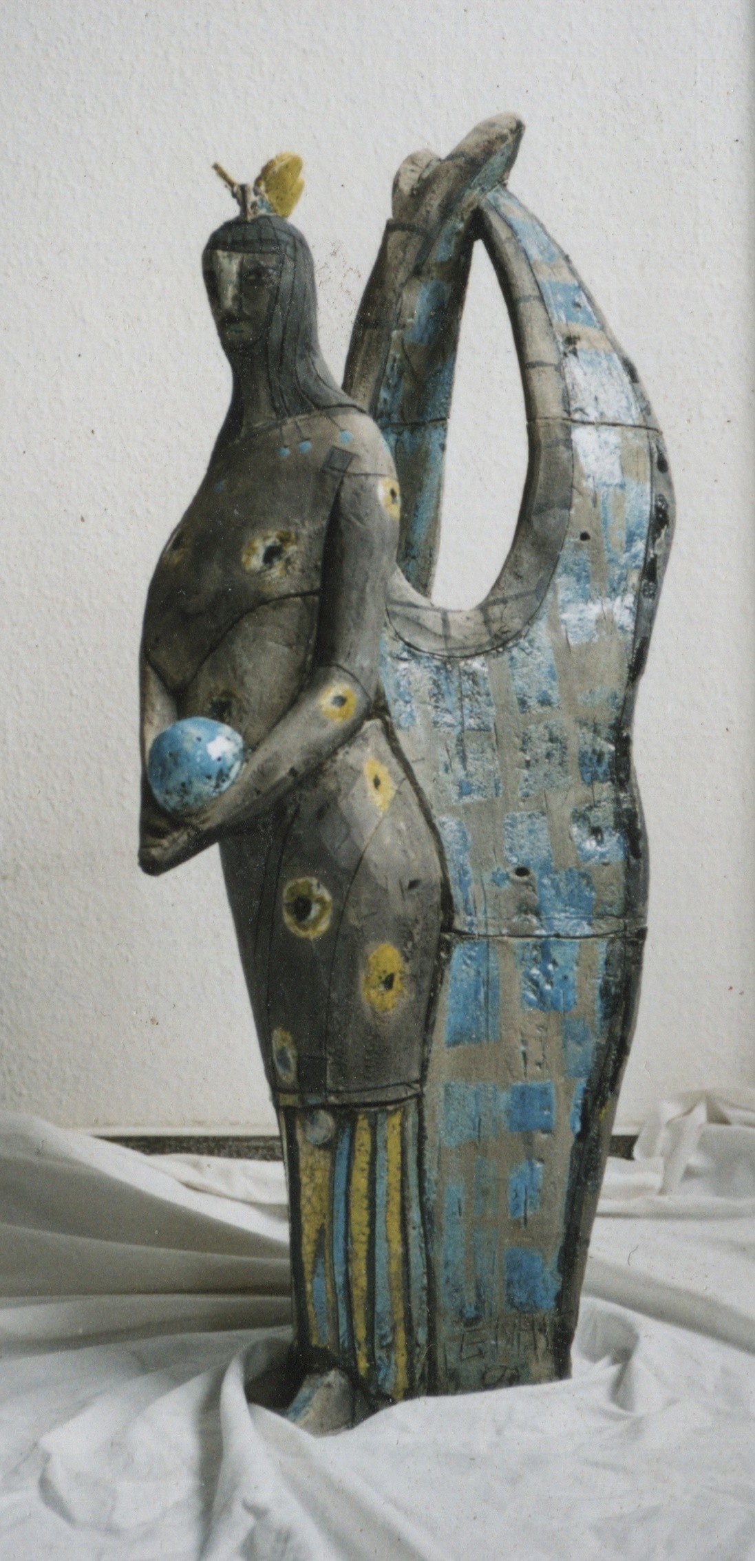 Engel mit blauer Kugel