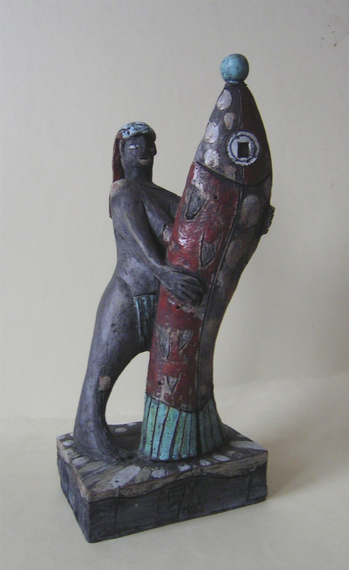 Frau mit Koj, Terrakotta glasiert, patiniert